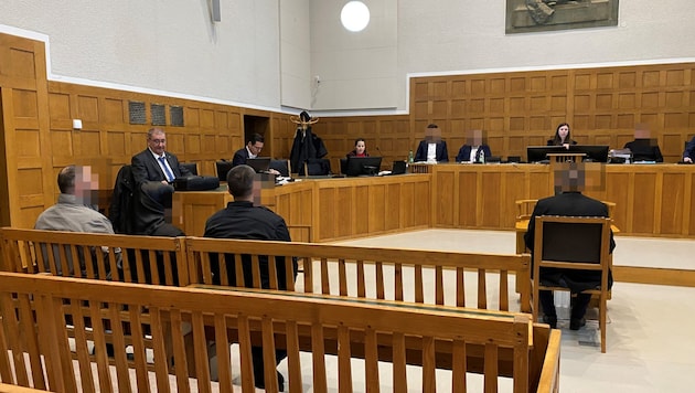 The four defendants at the trial on Monday. (Bild: Chantal Dorn, Krone KREATIV)
