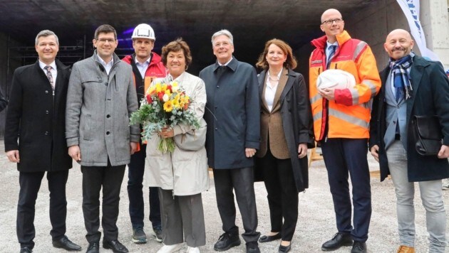 Die Kärntner Delegation vor der Tunnelröhre mit LH-Stv. Martin Gruber (2.vl) und der Kärntner Tunnelpatin Uli Wehr (4.vl), Lebenspartnerin von Peter Kaiser. (Bild: Uta Rojsek-Wiedergut)