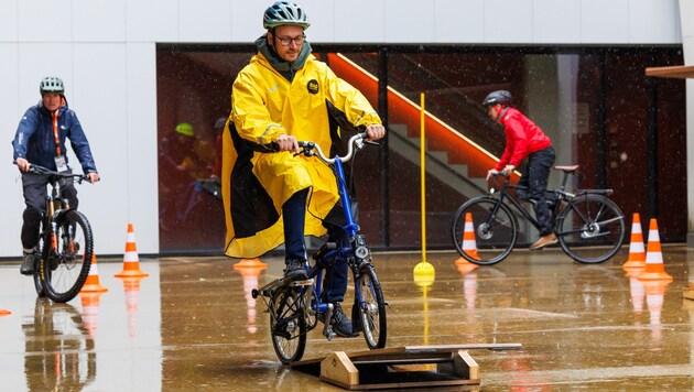 Despite the rain, Provincial Councillor Daniel Zadra was not deterred from testing the outdoor cycle course. (Bild: VLK/Bernd Hofmeister)
