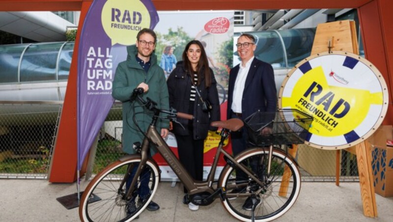 Provincial Councillor Daniel Zadra and Gerhard Humpeler (Blum) presented the 3253rd job bike to employee Saliha Yaldiz. (Bild: Bernd Hofmeister)