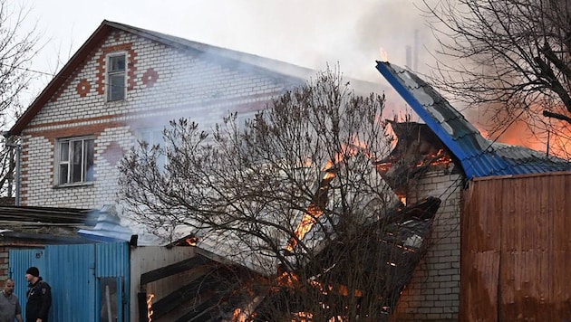 Incendie après des tirs sur un immeuble d'habitation dans la région frontalière russe de Belgorod (Bild: AFP)
