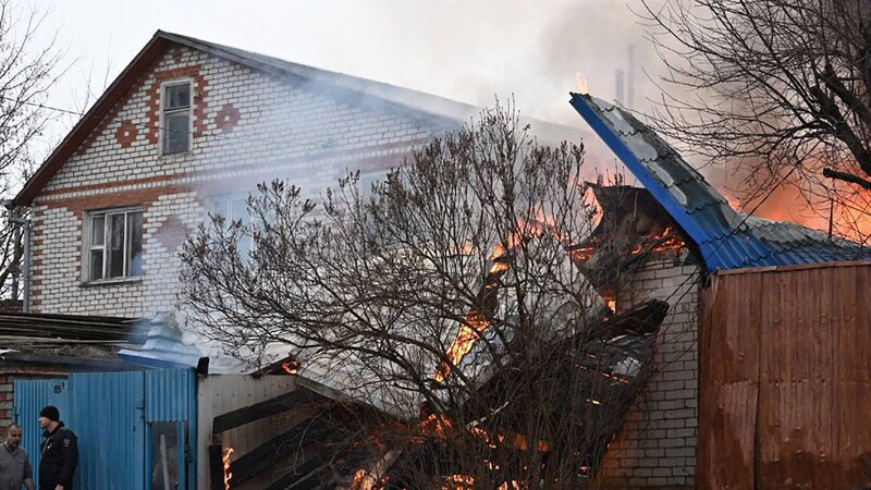 Ein brennendes Haus in Belgorod (Bild: AFP)