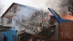 Brand nach Beschuss auf ein Wohnhaus in der russischen Grenzregion Belgorod (Bild: AFP)
