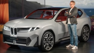 „Krone“-Motorredakteur Stephan Schätzl hat bei einer Preview BMWs Vision Neue Klasse X unter die Lupe genommen. (Bild: BMW)