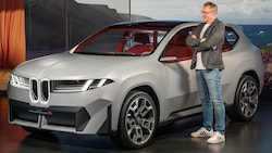 „Krone“-Motorredakteur Stephan Schätzl hat bei einer Preview BMWs Vision Neue Klasse X unter die Lupe genommen. (Bild: BMW)