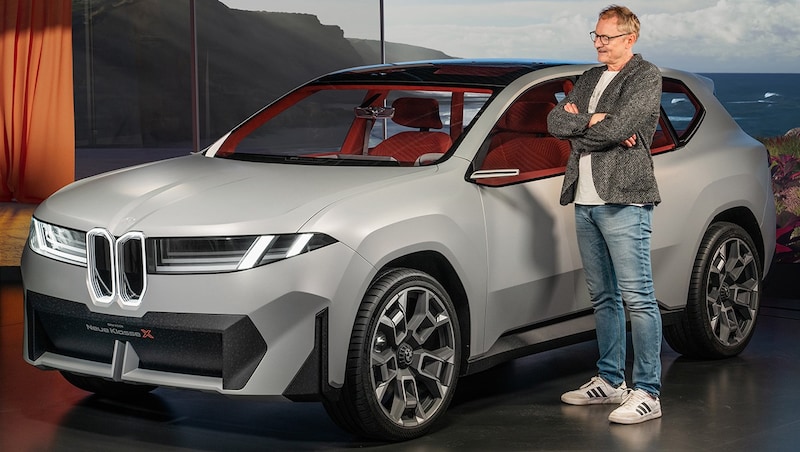 „Krone“-Motorredakteur Stephan Schätzl hat bei einer Preview BMWs Vision Neue Klasse X unter die Lupe genommen. (Bild: BMW)