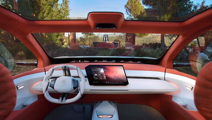 Das Panoramic iDrive im Concept Car Vison Neue Klasse X – näher an der Serie, als viele ...