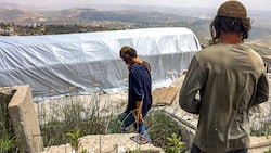 Israelische Siedler beim „Außenposten“ Homesch im Westjordanland (Bild: APA/AFP/Menahem KAHANA)