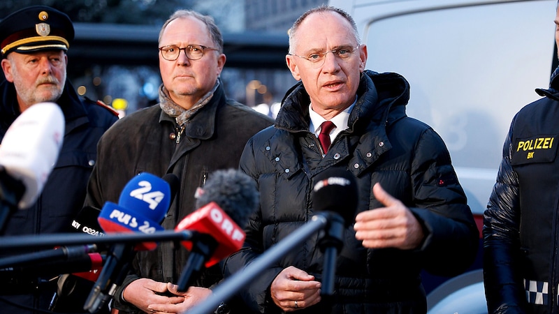 Innenminister Gerhard Karner begab sich zu einem der Jugendkriminalitäts-Brennpunkten in Wien. (Bild: APA/FLORIAN WIESER)