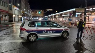 Am Abend wurde der Südtiroler Platz vor dem Hauptbahnhof abgesperrt. (Bild: Manuel Schwaiger)