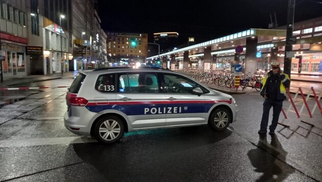 Dans la soirée, la Südtiroler Platz devant la gare centrale a été bouclée. (Bild: Manuel Schwaiger)