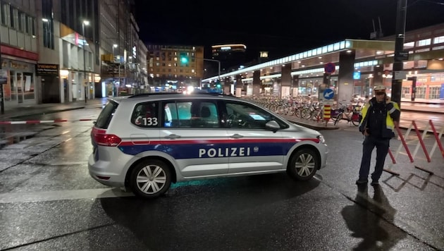 Por la tarde, se acordonó la Südtiroler Platz frente a la estación central de ferrocarril. (Bild: Manuel Schwaiger)