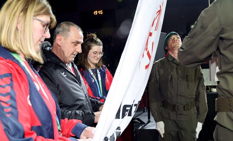 Auch in Graz wurde die Olympische Fahne eingeholt. (Bild: GEPA pictures/ Hans Oberlaender)