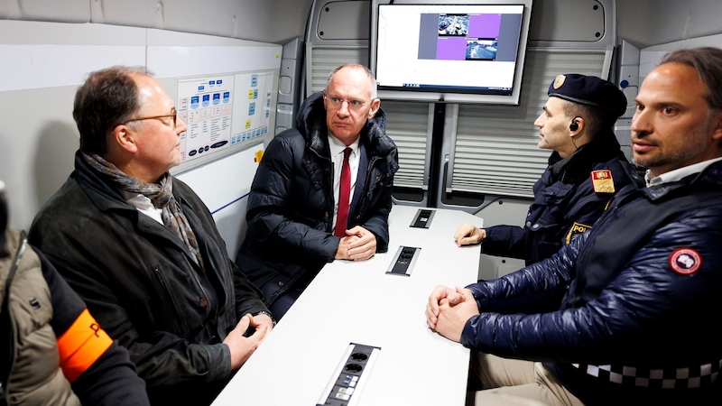 Innenminister Gerhard Karner bei der Lagebesprechung in Wien-Favoriten mit Gerhard Winkler vom Landeskriminalamt (li.) und Dieter Csefan, dem Leiter der Einsatzgruppe zur Bekämpfung der Jugendkriminalität (re.) (Bild: APA/FLORIAN WIESER)