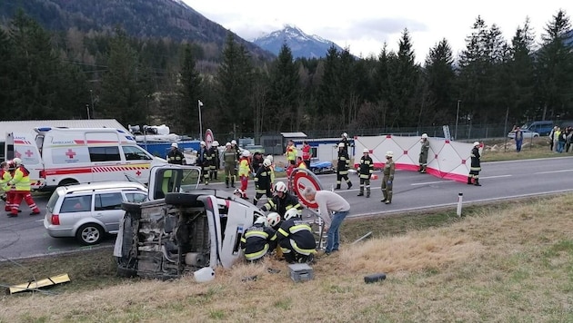 Schwerer Verkehrsunfall in Mühldorf: 60 Feuerwehrleute, Polizei, Rettung und Flugretter waren im Einsatz. (Bild: FF Möllbrücke)