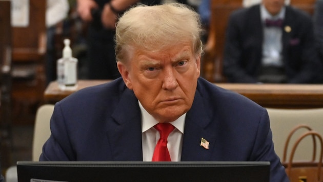 Former US President Donald Trump in the courtroom where he is facing charges of financial fraud. (Bild: AFP )