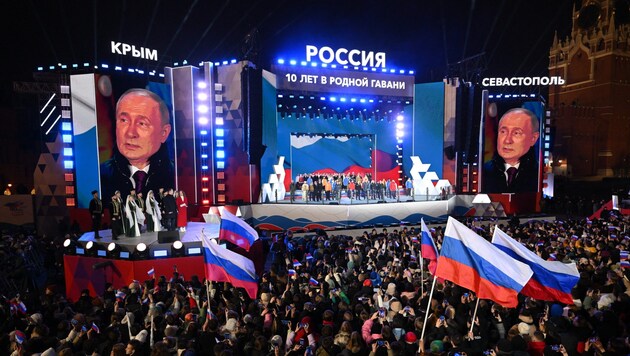 El líder del Kremlin, Vladimir Putin, celebró una gran fiesta en el centro de Moscú. (Bild: AFP)