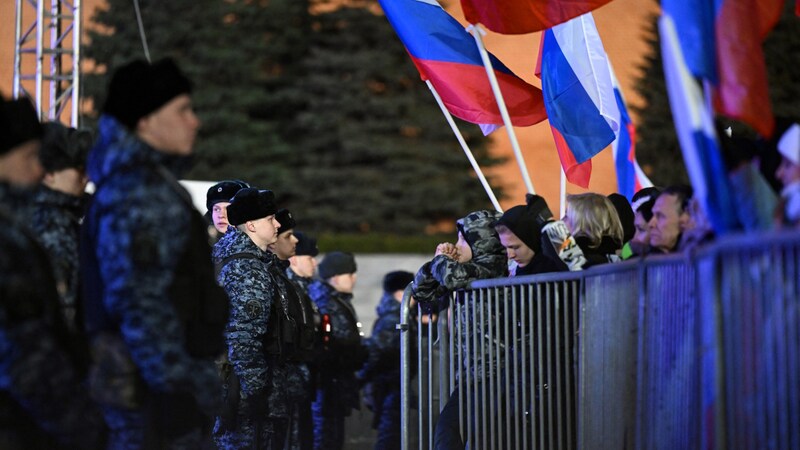 Mit jeder Menge Polizisten und Zäunen wurde für Ordnung gesorgt. (Bild: APA/AFP/NATALIA KOLESNIKOVA)