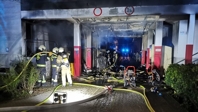 The Ebelsberg fire department and the Linz professional fire department had to extinguish two burning garbage islands. (Bild: FF Ebelsberg)