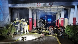 Die FF Ebelsberg und die Linzer Berufsfeuerwehr mussten zwei brennende Müllinseln löschen. (Bild: FF Ebelsberg)