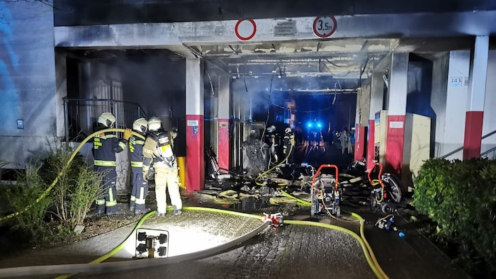Die FF Ebelsberg und die Linzer Berufsfeuerwehr mussten zwei brennende Müllinseln löschen.