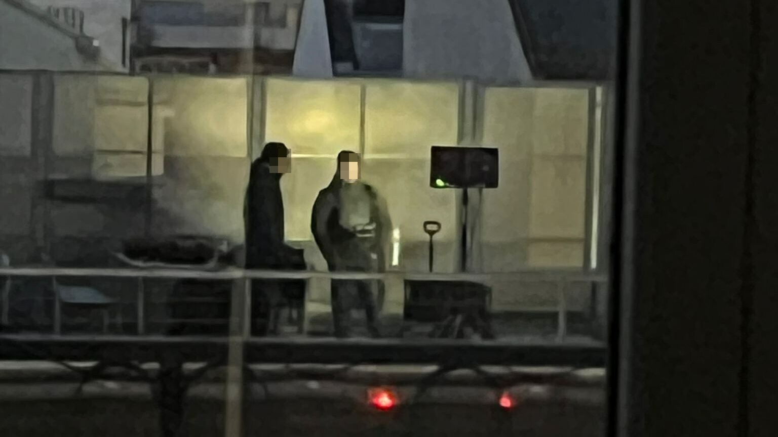 The suspected perpetrator (18), who had also seriously injured his victim in the second knife attack in Favoriten, was caught by the police a short time later (Bild: „Krone“-Leserreporter)