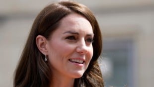 Ein neues Video von Prinzessin Kate sorgt für Wirbel. Ein angeblich zufälliger Kunde eines Bauernladens hat es am Wochenende gefilmt und offenbar an die US-Seite „TMZ“ und die britische „Sun“ verkauft. (Bild: APA/AP Photo/Kin Cheung)