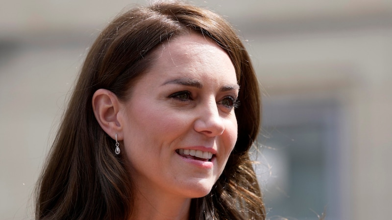 Prinzessin Kate wurde am 16. Jänner operiert und zwei Wochen später in häusliche Pflege entlassen. Mit ihrer Rückkehr zu ihren öffentlichen Aufgaben wird nach Ostern gerechnet. (Bild: APA/AP Photo/Kin Cheung)