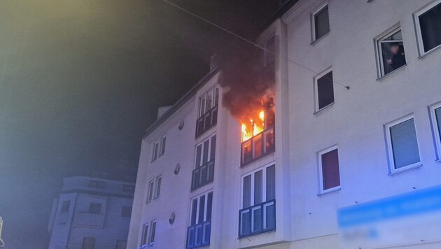 Die Einsatzkräfte mussten die Bewohner aus dem verrauchten Gebäude bringen. Zwei Personen wurden verletzt.  (Bild: Stadt Wien | Feuerwehr)