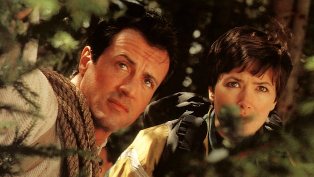Sylvester Stallone y Janine Turner en la exitosa película de 1993 "Cliffhanger". (Bild: Impress / United Archives / picturedesk.com)