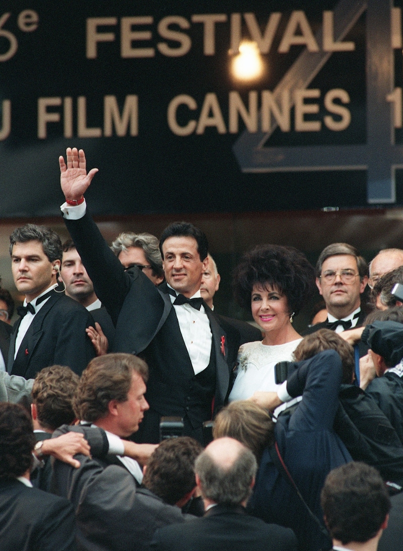 Sylvester Stallone und Elizabeth Taylor 1993 bei den Filmfestspielen in Cannes. (Bild: APA / PATRICK BILLARD / AFP)