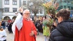 Am Palmsonntag segnet Bischof Josef Marketz am Domplatz in Klagenfurt die Palmbuschen (Bild: Uta Rojsek-Wiedergut)