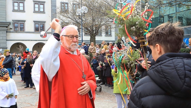 On Palm Sunday, Bishop Josef Marketz blesses the palm bushes on Cathedral Square in Klagenfurt (Bild: Uta Rojsek-Wiedergut)