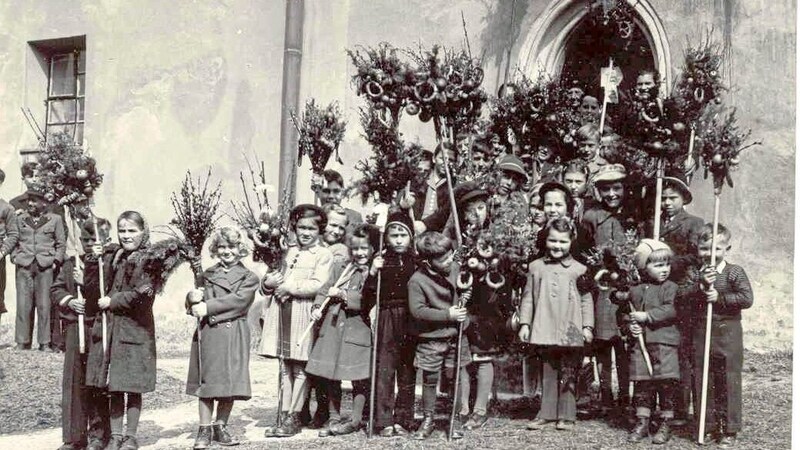 Ob auf Stangen, mit speziell gebundenem Griff, mit oder ohne Schmuck: Seit Jahrhunderten werden Palmbuschen zur Segnung in die Kirchen getragen – meist eine Aufgabe, welche die Kinder gern übernehmen. (Bild: Kärnten Museum Abteilung Volkskunde)