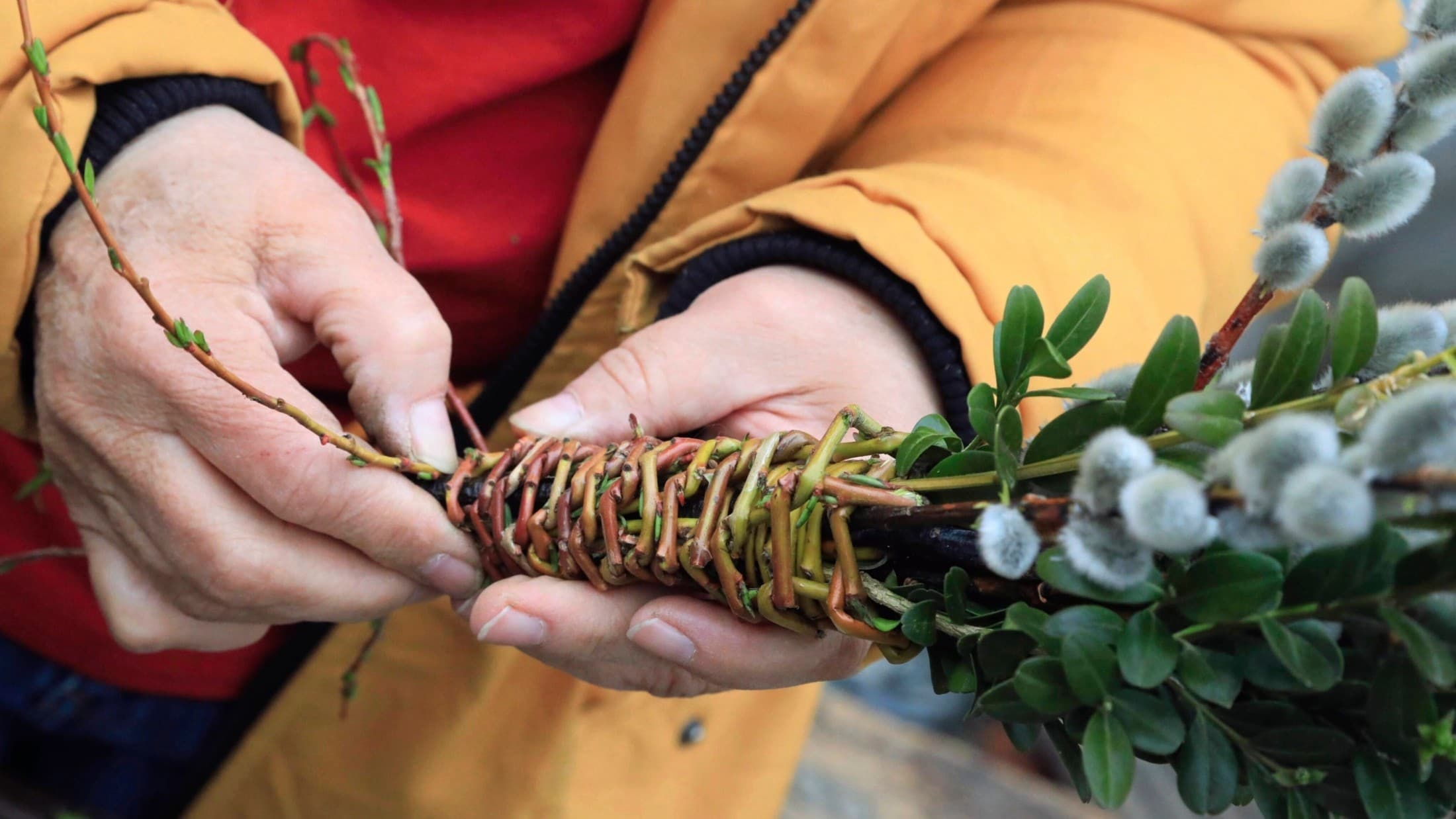 Lavanttaler Palmbuschen: Der Griff wird aus Weiden gebunden. (Bild: Uta Rojsek-Wiedergut)