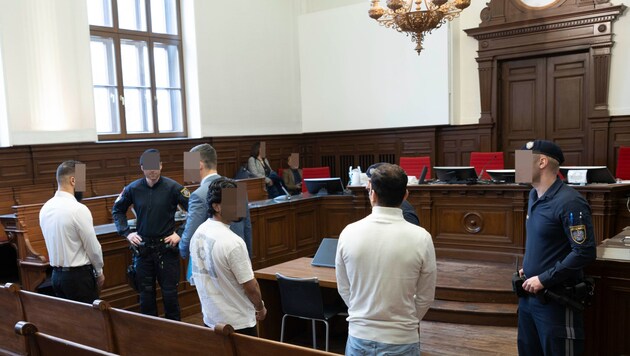 The three traffickers at their trial in Ried im Innkreis (Bild: Daniel Scharinger, Krone KREATIV)