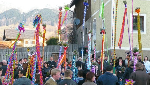 Meterhohe Palmstangen werden am Katschberg, in Rennweg und im Katschtal zur Segnung getragen. (Bild: Tourismus Katschberg)