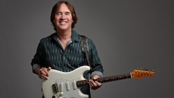 Nur auf dem Papier 70: US-Blues- und Rock-Gitarrist Carl Verheyen entfacht beim Gitarrenspiel ...