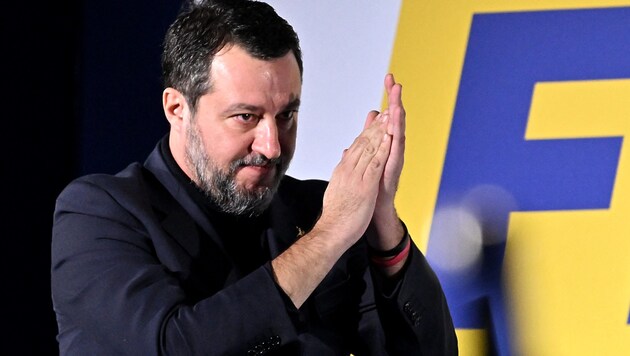 El viceprimer ministro Matteo Salvini está prácticamente solo en el Gobierno italiano con su posición favorable a Rusia. (Bild: APA/AFP/Andreas SOLARO)