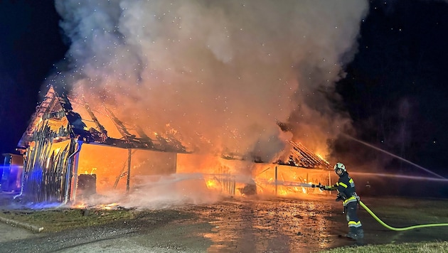 In Deutschlandsberg, a large farm building used as a carport went up in flames. (Bild: FF Deutschlandsberg)
