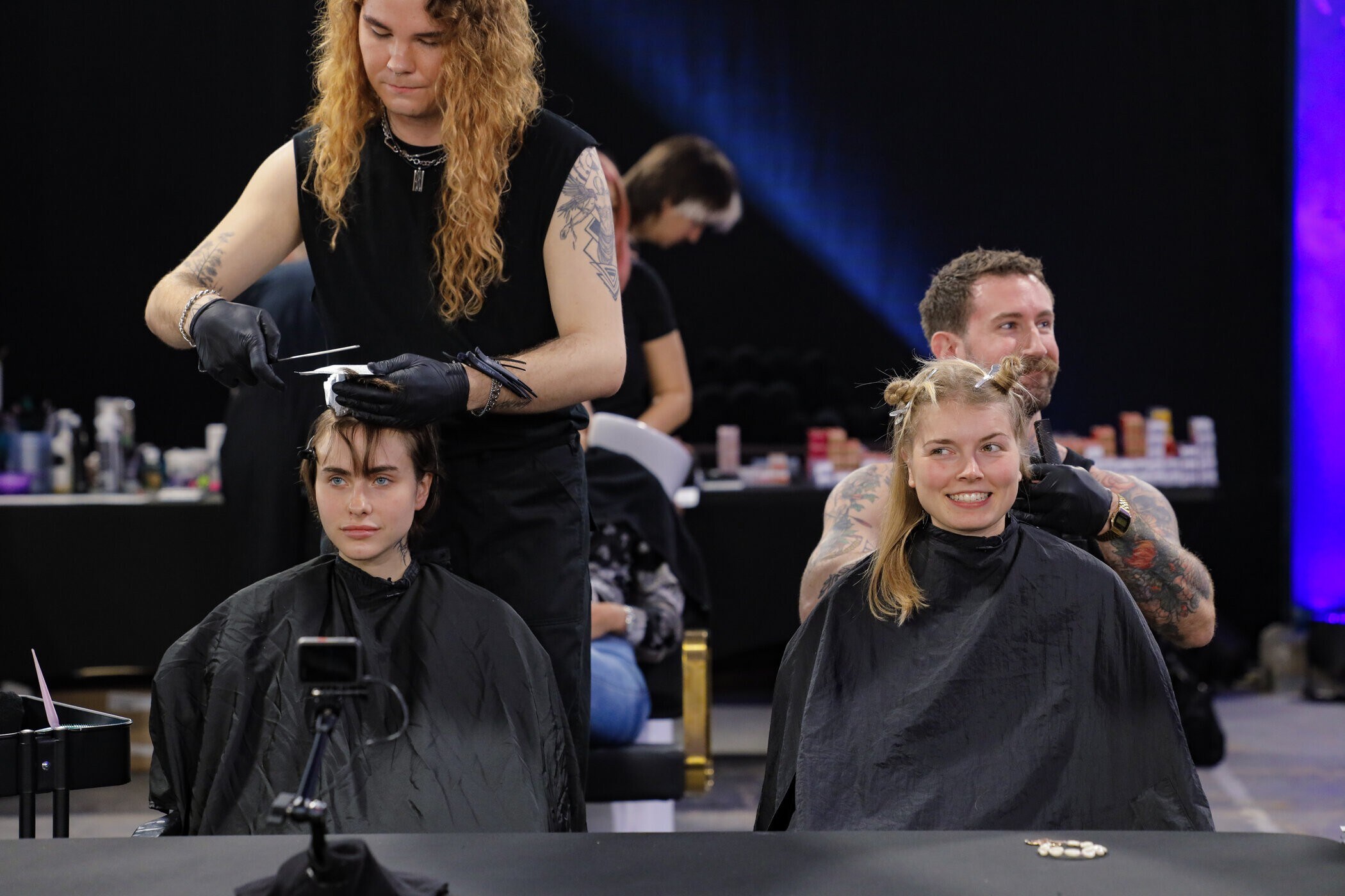 Alors que d'autres ont peur du changement, Mare (à gauche) est ouverte à tout. Elle a déjà eu des cheveux roses et orange et même un GLatze. (Bild: ProSieben)