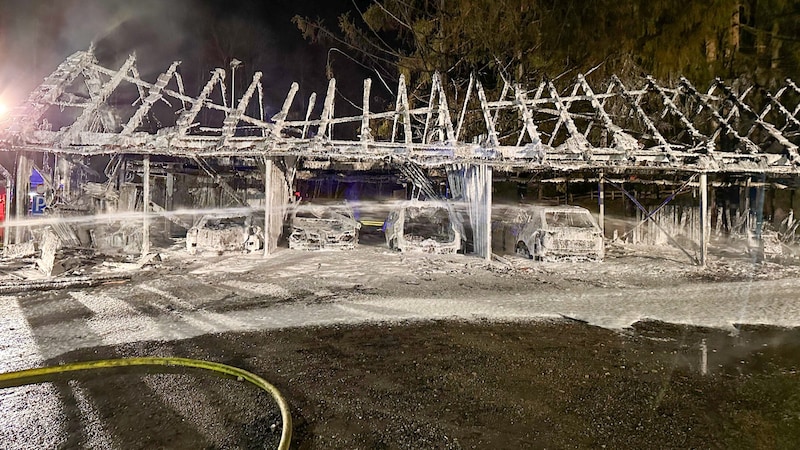 Das Wirtschaftsgebäude wurde als Carport genutzt. (Bild: FF Deutschlandsberg)