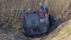 Mit Wasser füllte sich der Pinzgauer im Graben, während der Lenker eingeklemmt war. (Bild: Doku NÖ)