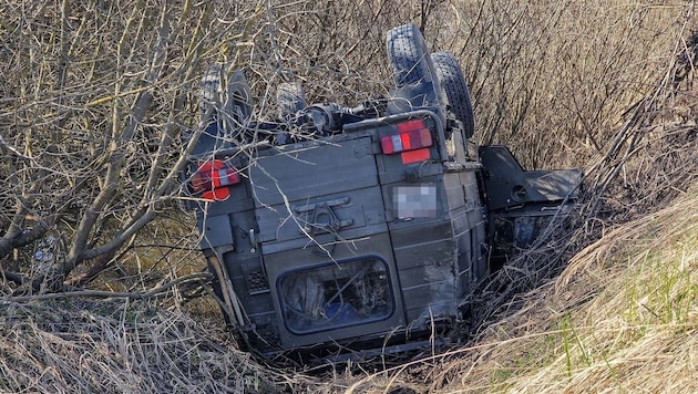 The Pinzgauer filled with water in the ditch while the driver was trapped. (Bild: Doku NÖ)