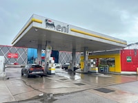 Zweimal soll die junge Täterin diese Tankstelle überfallen haben. (Bild: Krone KREATIV, Jauschowetz)