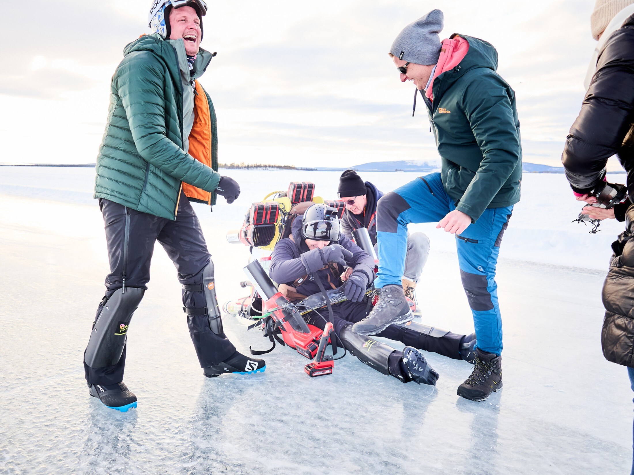 Gabalier prend la chose avec humour et se fait aider par l'équipe aventureuse. (Bild: © Peter Podpera, Vienna 2023 VANHANS)