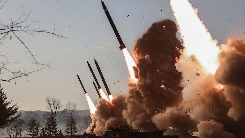 Raketen bei ihrem Start (Bild: AFP)