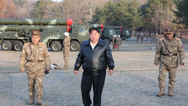 Nordkoreas Machthaber Kim Jong Un (Mitte) bei einer Übung des Militärs am Montag (Bild: AFP)