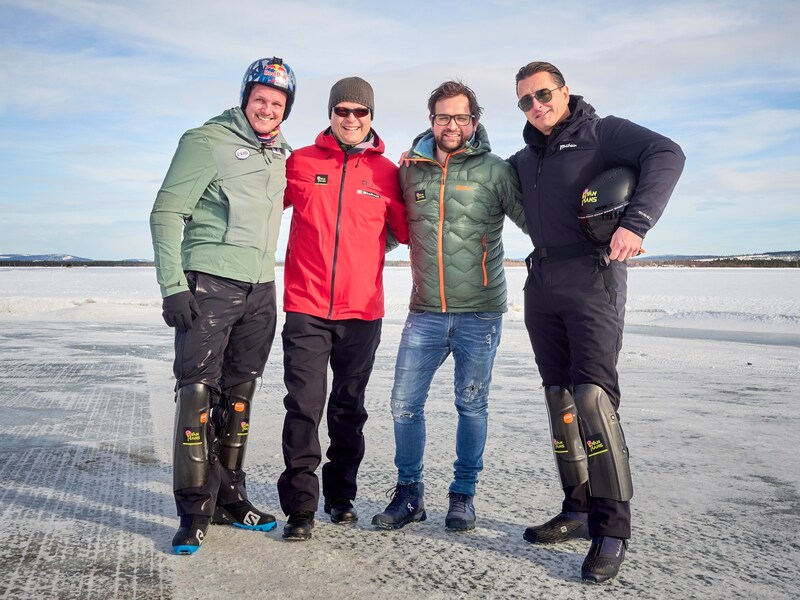 Von links: Thomas Morgenstern auf der Piste mit Einhell-Vorstand Dr. Markus Thannhuber, dem Geschäftsführer der Einhell-Tochterfirma VanHans, Lukas Steiner-Bauer, und Andreas Gabalier (Bild: © Peter Podpera, Vienna 2023)