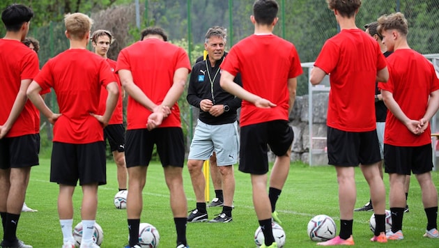 Austria's U16s with team manager Hermann Stadler will play twice in Oberwart. (Bild: ANDREAS TROESTER)